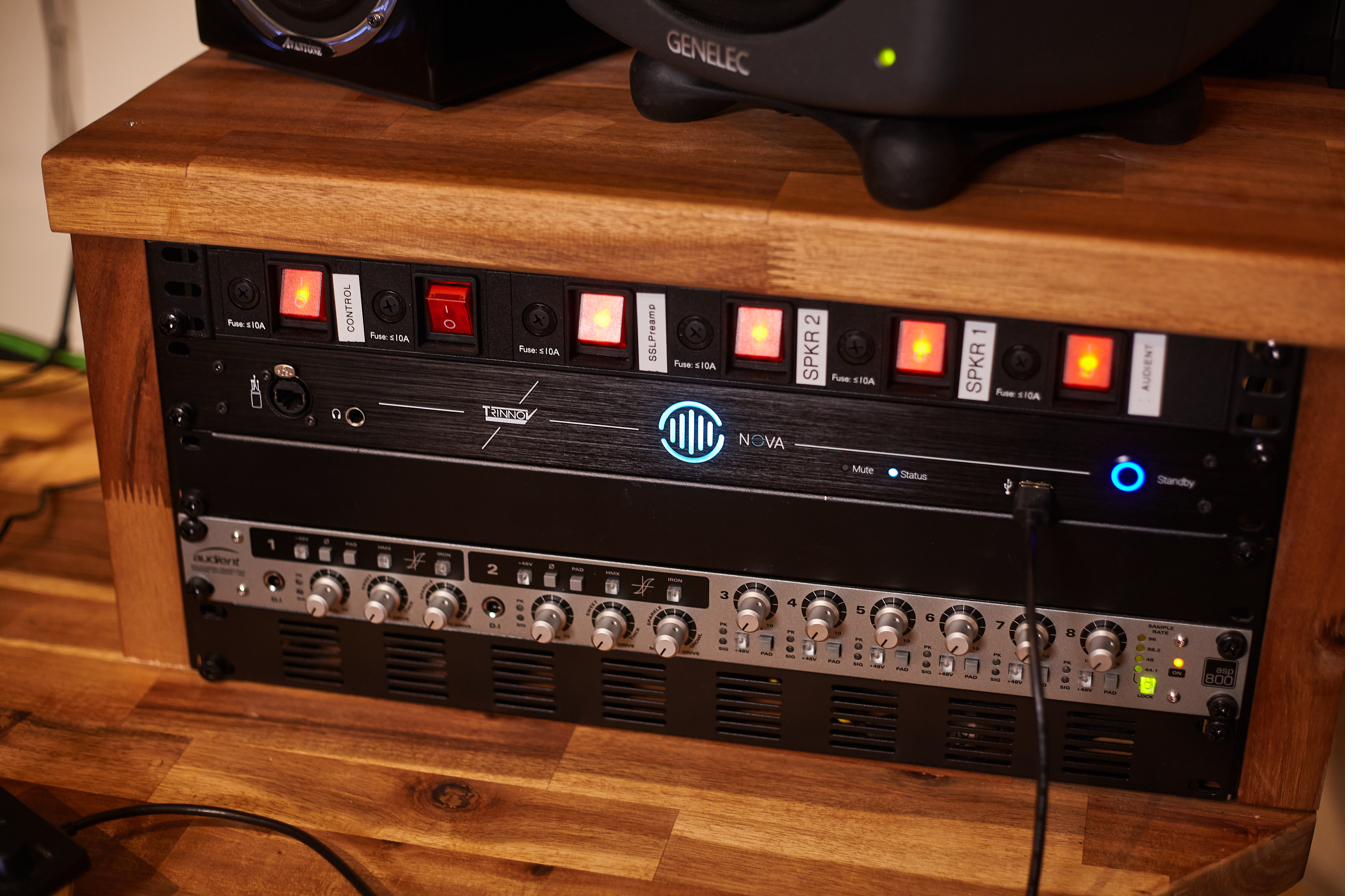 Rack de préamplis et interface audio du studio K-Prisme